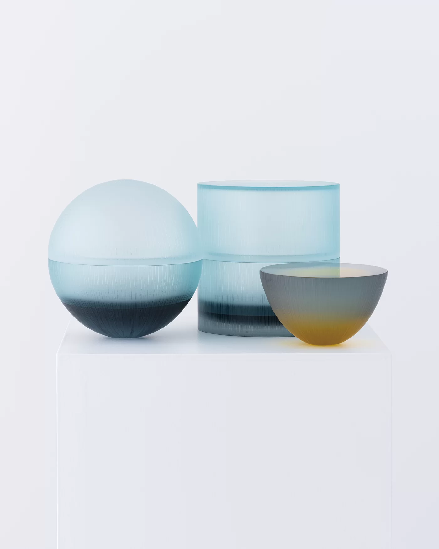 光井威善による青と黄色のガラス作品